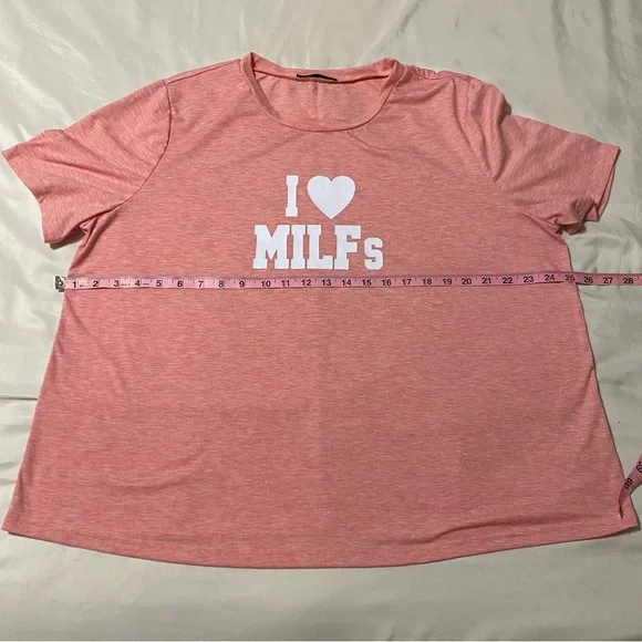 ☀️ “I love MILFs” Pink Graphic Slogan Shirt - Picture 5 of 5